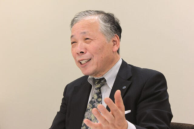 写真:田代俊孝氏の対談風景写真。