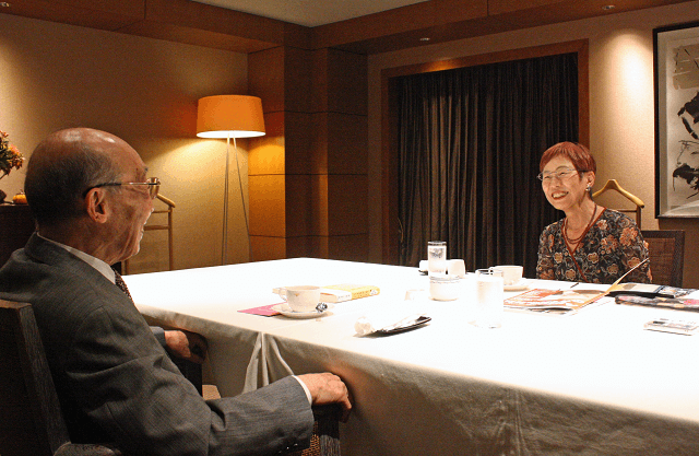 写真3:対談者の祖父江理事長と上野千鶴子氏。