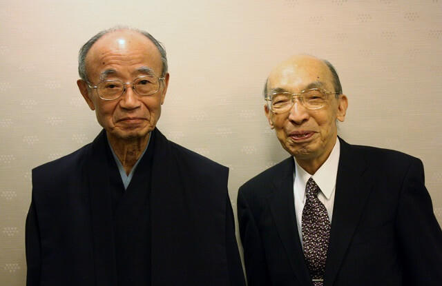 写真4：対談者の山折哲雄氏と祖父江理事長の写真。