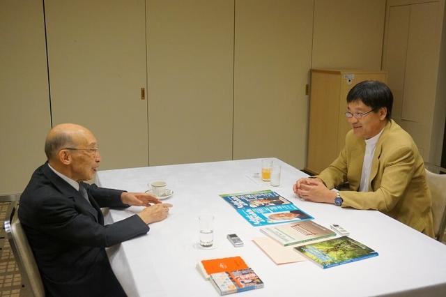 写真：対談風景写真（上田紀之氏と祖父江逸郎氏）