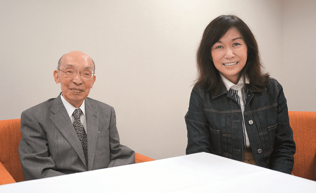 写真4:対談者の祖父江理事長と香山リカ氏。