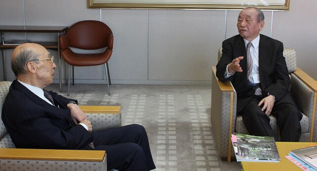 写真4：対談者の小出宣昭氏と祖父江理事長の写真。