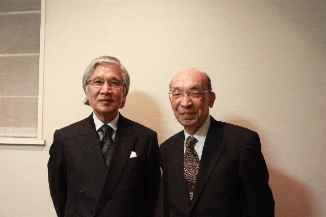 写真：第6回対談風景写真。祖父江理事長と田中滋氏。