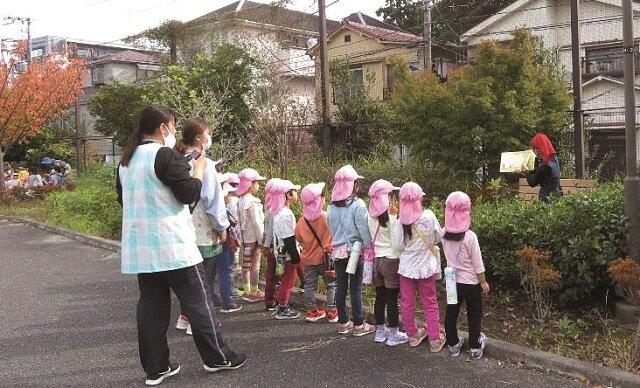図4:公園で園児に紙芝居式読み聞かせを行う様子を表わす写真。