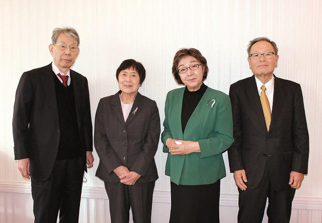 写真：100号記念座談会の出席者大島理事長、井口理事、加賀美理事、袖井評議員の集合写真。