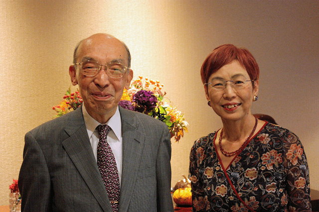 写真:第10回対談風景写真。祖父江理事長と上野千鶴子氏。