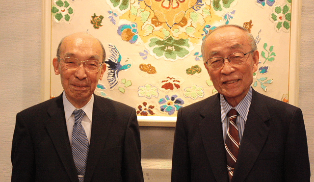写真：第11回対談風景写真。祖父江理事長と井村裕夫氏。