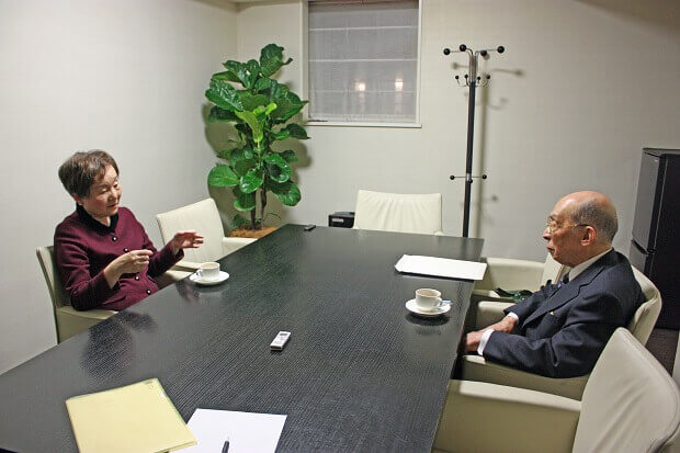 写真：第2回対談風景写真。祖父江理事長と秋山弘子氏