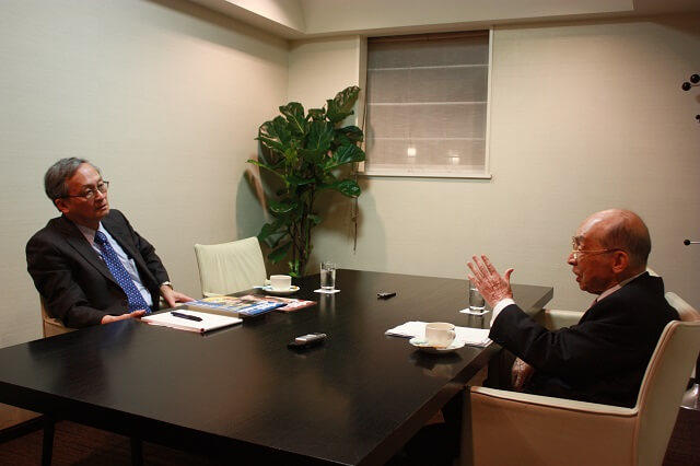 写真:第3回対談風景写真。祖父江理事長と西村周三氏。
