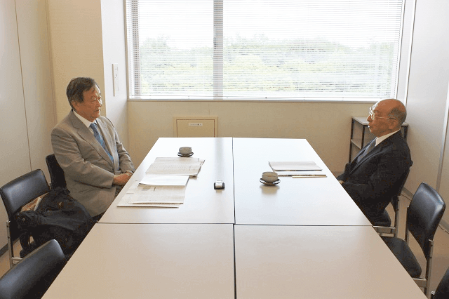 写真：第4回対談風景写真。祖父江理事長と柴田博氏。