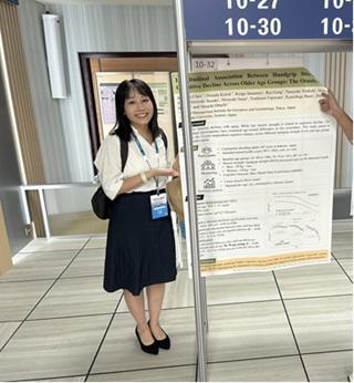 ポスター発表の様子を表す写真。