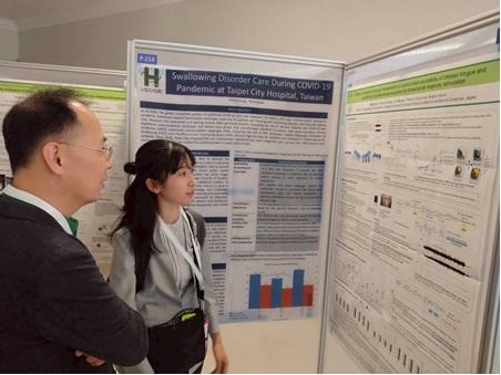 ポスター発表の様子を表す写真。