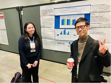 ポスター発表の様子を表す写真。