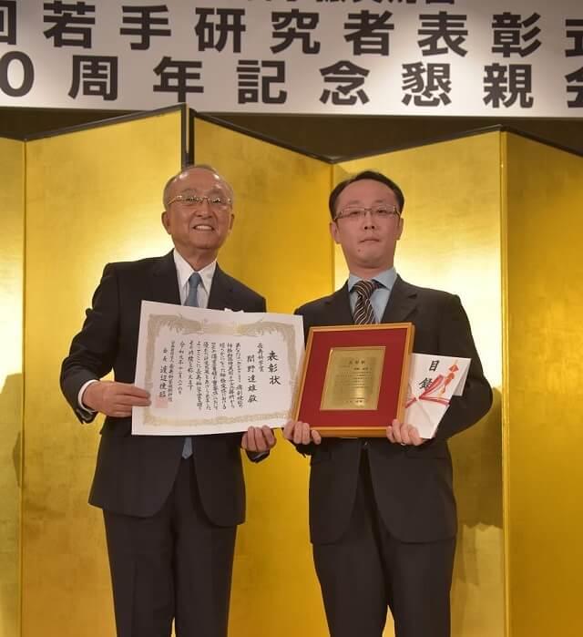 写真3:長寿科学振興財団長寿科学賞第20回若手研究者表彰式の間野達雄先生の受賞風景写真