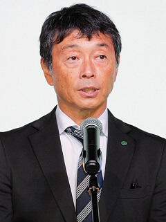 挨拶を代読する金子智隆事務局次長の写真。