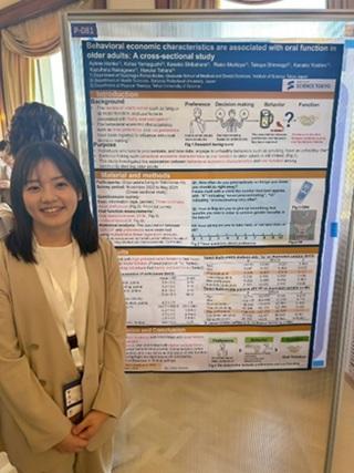 ポスター発表の様子を表す写真。