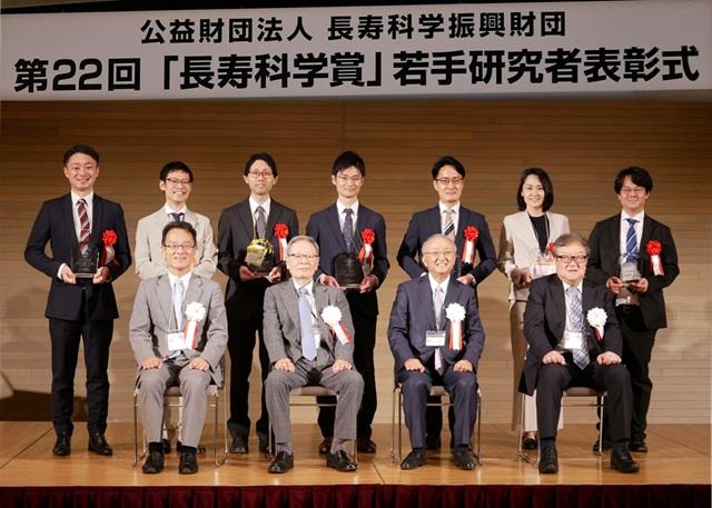 表彰者の集合写真の様子を表す写真。