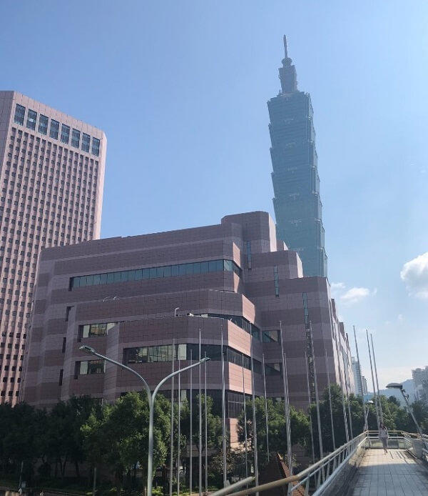 写真1：学会会場の台北国際会議場の外観を写した写真